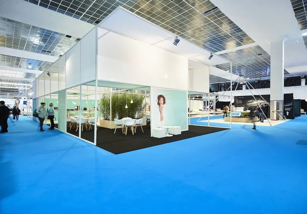 Carpet Periwinkle covering a white modular exhibition stand