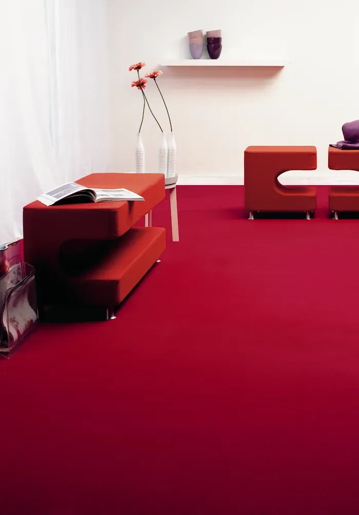 Carpet Pink Nacre in a room with red-pink modular furniture