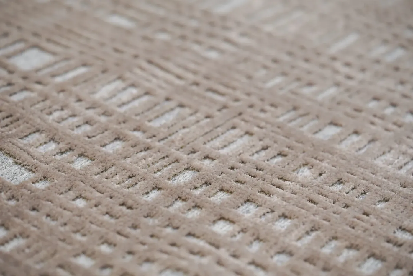Custom rug Bistre, close-up of raised ochre diamond pattern