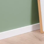 Square-edged skirting board at a mitred external corner