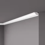 Ceiling cornice with parallel lines between wall and ceiling
