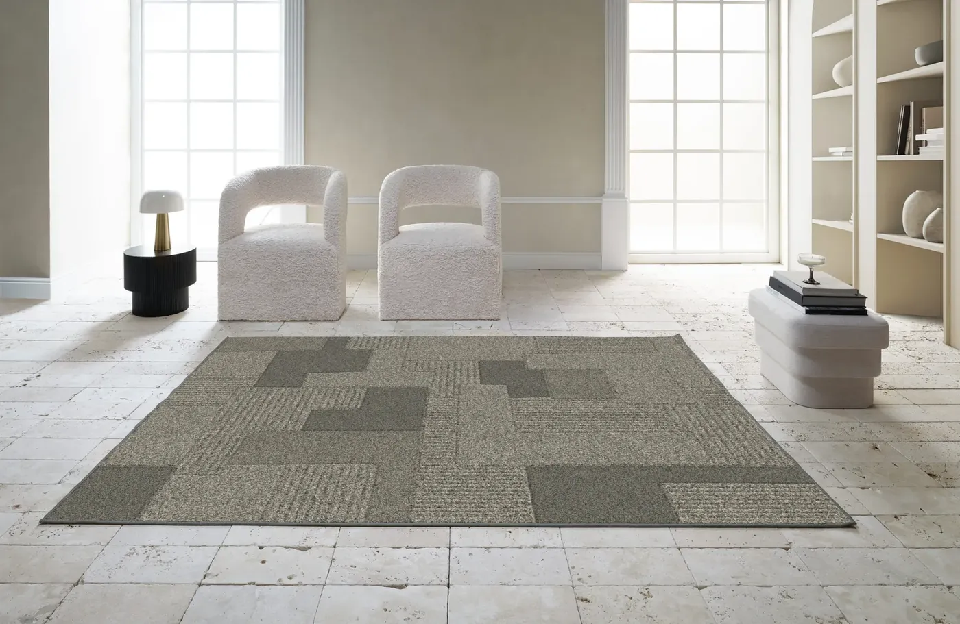 Rug Henna, stepped olive and ecru blocks between two armchairs