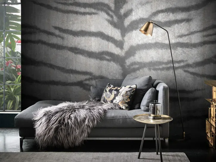 Wall mural Eclipse with black tiger stripes on charcoal