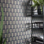 Wallpaper Semolina with navy, green and coral Art Deco columns