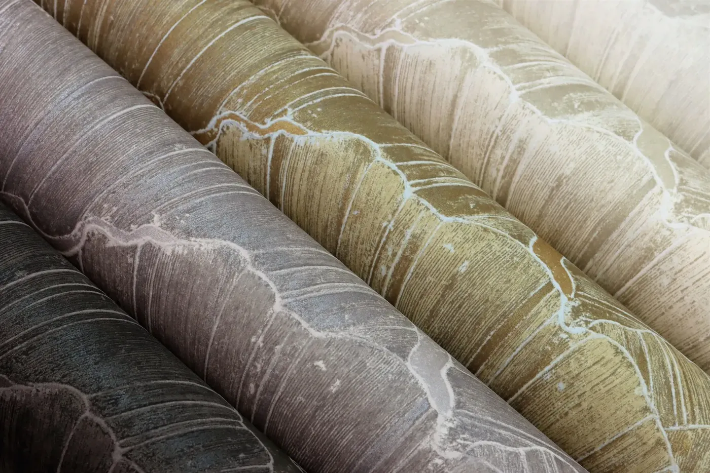 Wallpaper Misty Cashew rolls with crumpled ochre and taupe texture