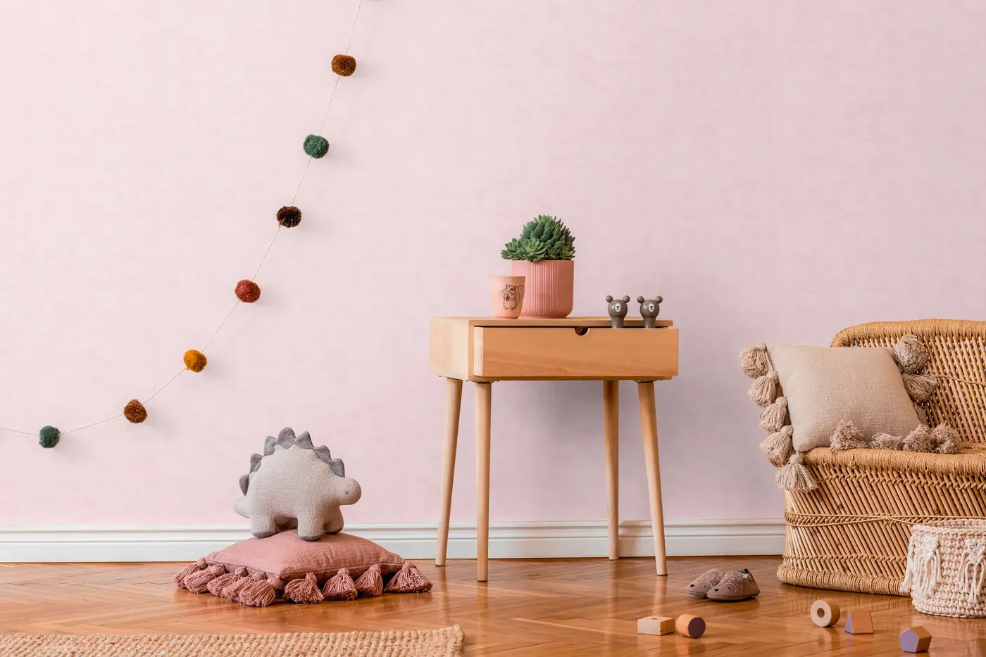 Wallpaper Poppy in plain powder pink in a bedroom