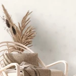 Wallpaper Veiled Peat, beige and silver rosettes on off-white