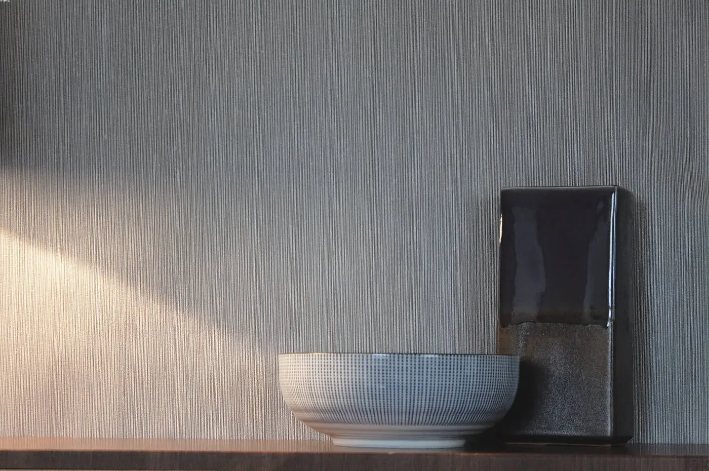 Wall vinyl Silica with fine grey stripes in raking light